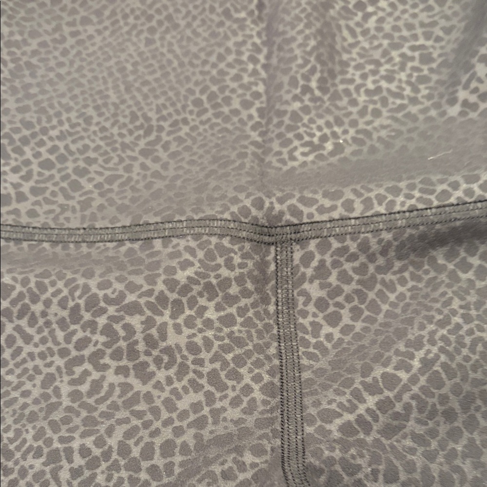 Lululemon Athletica Align HR Crop 23" in Black - Size 4 - Picture 3 of 4